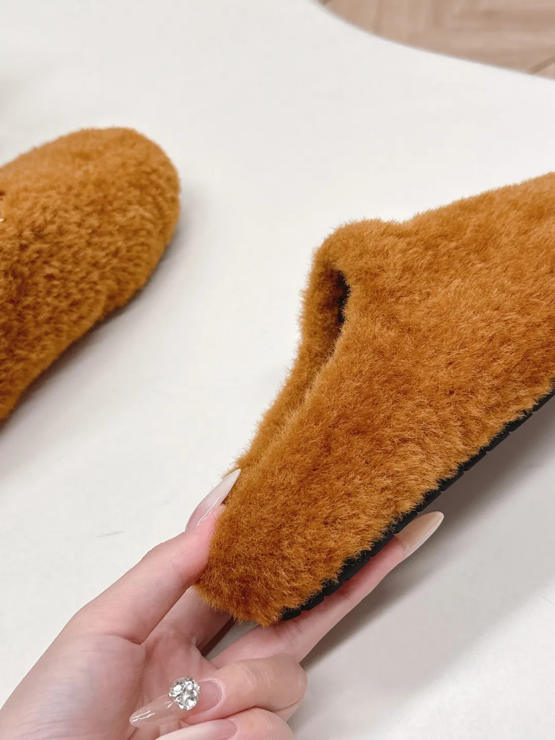 👟👟Ex-factory price 520👟👟 Prada prada25 autumn and winter furry slippers series, half-slip wool slippers, classic triangle buckle, comfortable, cute, cute, fashionable, elegant and versatile, the wool is comfortable and soft, awakening the warmth of autumn and winter. Let you walk comfortably from morning to night. Pair it with socks to easily cope with the changing seasons. Wool, sheep pattern lining, original outsole! 35-40 yards